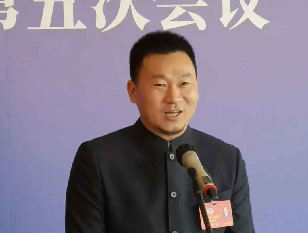 202204221343.jpg 为进一步展示市政协团结、民主、开放、自信的形象,向市民和网友展示政协委员的履职风采,中山市政协十二届五次会议在2月4日上午开幕前开设“委员通道”,市政协委员、银川逸伦橡胶制品有限公司公司总经理陈朝阳走进“委员通道”,回应社会关切的问题。他就如何做好城市应急管理规划的问题进行发言,并回答记者提问。.jpg